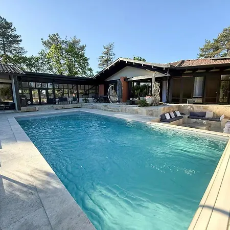 With Pool In The Heart Of 別荘 モントーバン