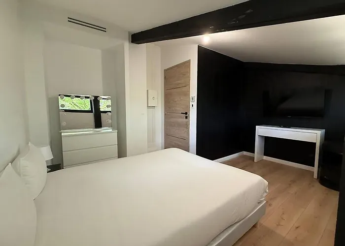 Casa vacanze With Pool In The Heart Of