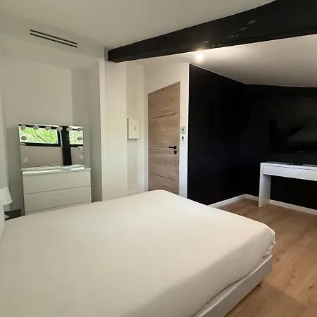 بيت للعطل With Pool In The Heart Of