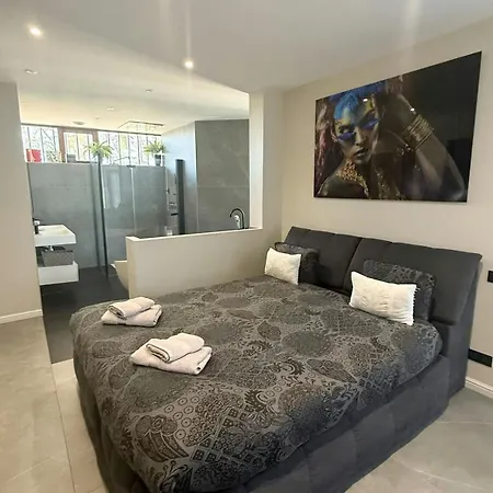 With Pool In The Heart Of مونْتوبا