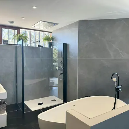 With Pool In The Heart Of بيت للعطل *