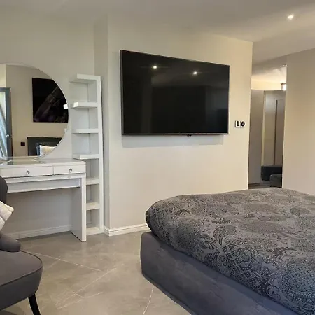 بيت للعطل With Pool In The Heart Of