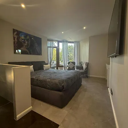 With Pool In The Heart Of بيت للعطل *