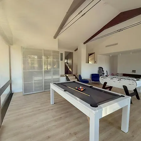 بيت للعطل With Pool In The Heart Of