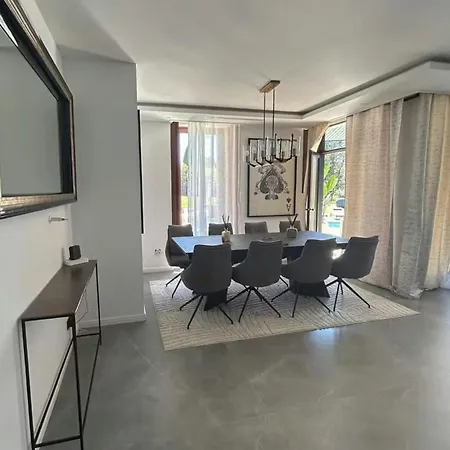 With Pool In The Heart Of بيت للعطل *