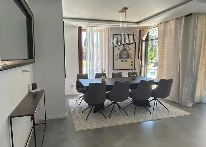 With Pool In The Heart Of Ferienhaus *